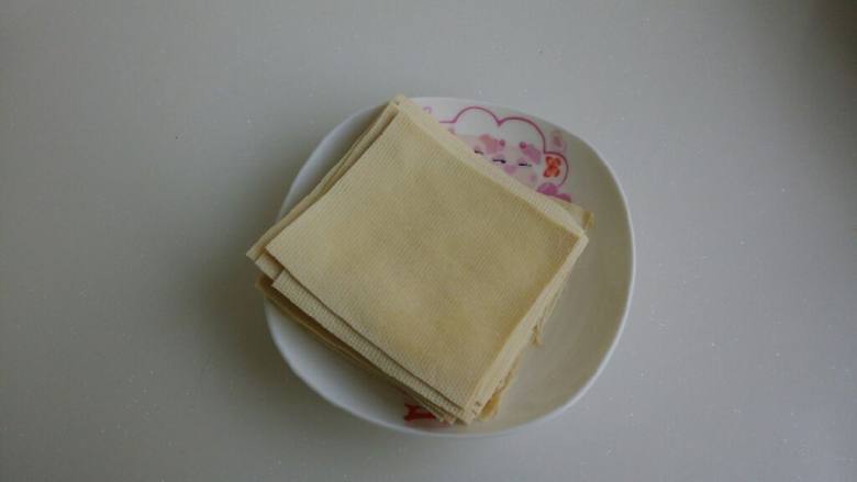 京酱肉丝,<a style='color:red;display:inline-block;' href='/shicai/ 4199'>豆腐皮</a>切好放热水里焯一下捞出备用