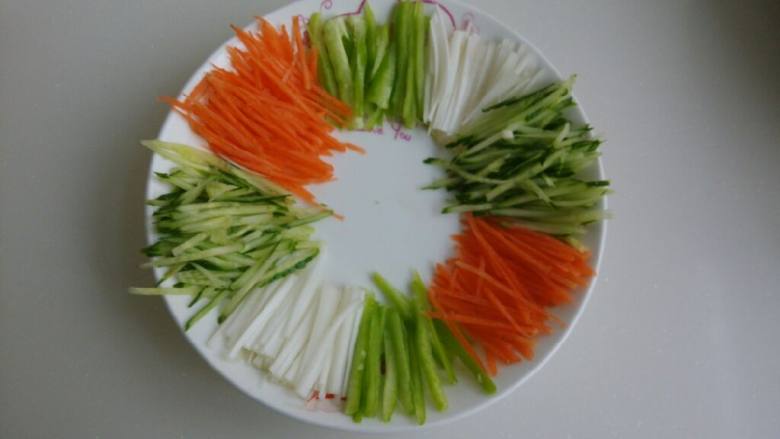 京酱肉丝,<a style='color:red;display:inline-block;' href='/shicai/ 62'>辣椒</a>，<a style='color:red;display:inline-block;' href='/shicai/ 25'>胡萝卜</a>，<a style='color:red;display:inline-block;' href='/shicai/ 54'>黄瓜</a>，<a style='color:red;display:inline-block;' href='/shicai/ 3250'>葱</a>切细丝摆盘