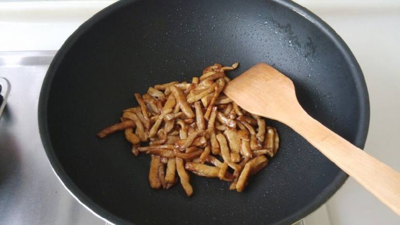 京酱肉丝,热锅放油，倒入肉丝炒至七成熟倒入盘里