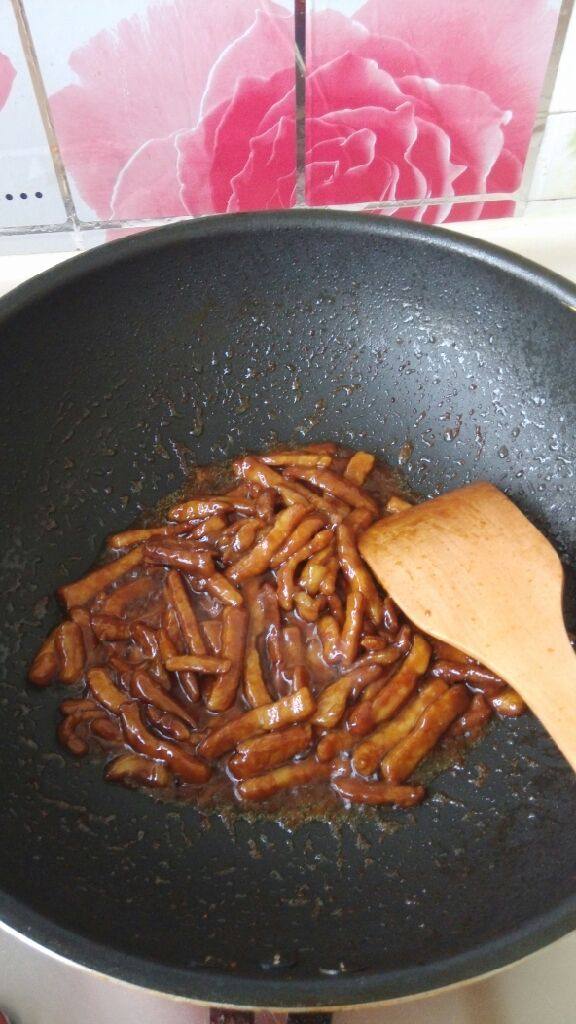 京酱肉丝,锅里放油，把调好的汁倒入，起泡泡时把肉丝倒入翻炒至熟，出锅