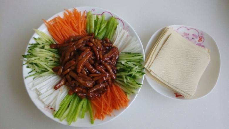 京酱肉丝,倒入摆好造型的盘中