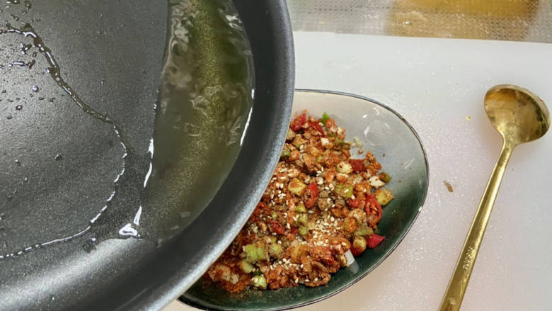 凉拌麻辣鸡丝,分次浇上热油,拌匀