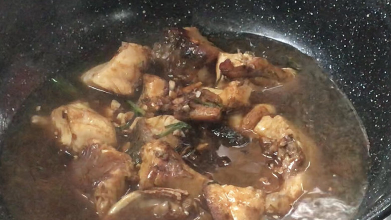 红烧草鱼块,加入适量温水,大火煮沸