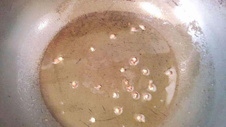香菇炒生菜,锅中倒入油,加热至五成热,放入花椒爆香。