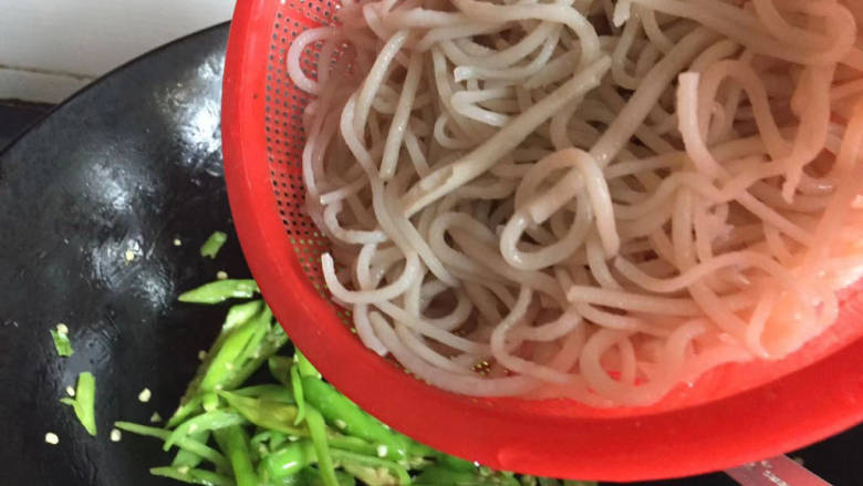 青菜炒粉条,倒入泡好的粉条翻炒