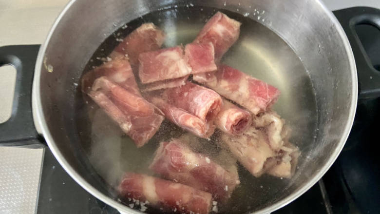 滑蛋牛肉➕番茄肥肉滑蛋,坐锅烧水,水开加入半汤匙<a style='color:red;display:inline-block;' href='/shicai/ 718'>料酒</a>,加入肥牛,焯水到肥牛变色断生,盛出备用