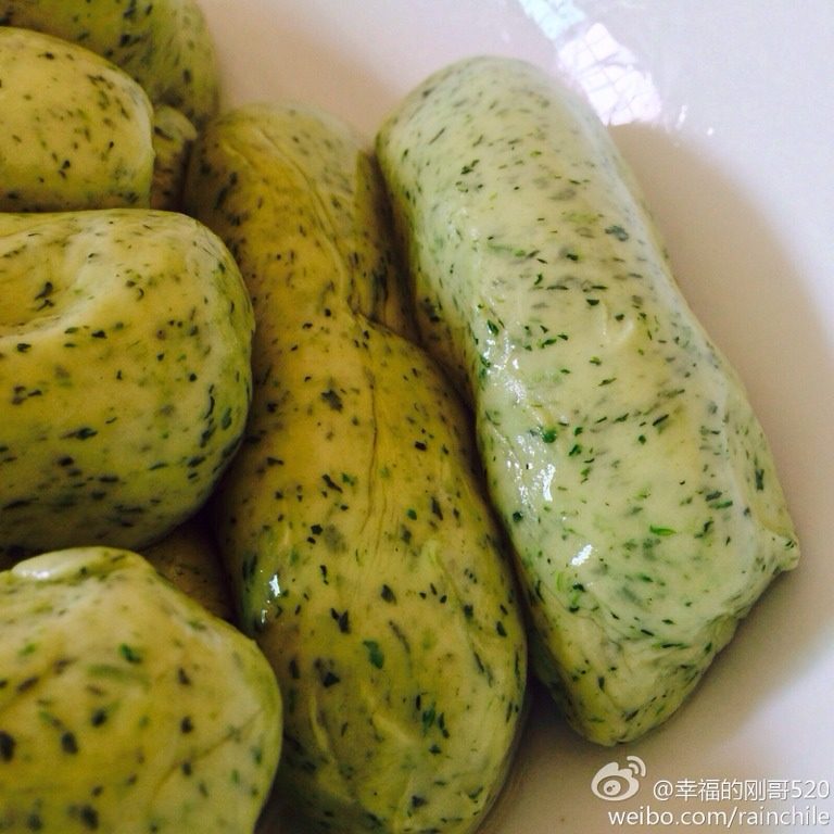 手工菠菜扯面,揉面,揪成两寸左右的面段并抹油