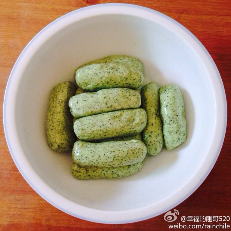 手工菠菜扯面,饧面,用保鲜膜盖在盆口防止面变干