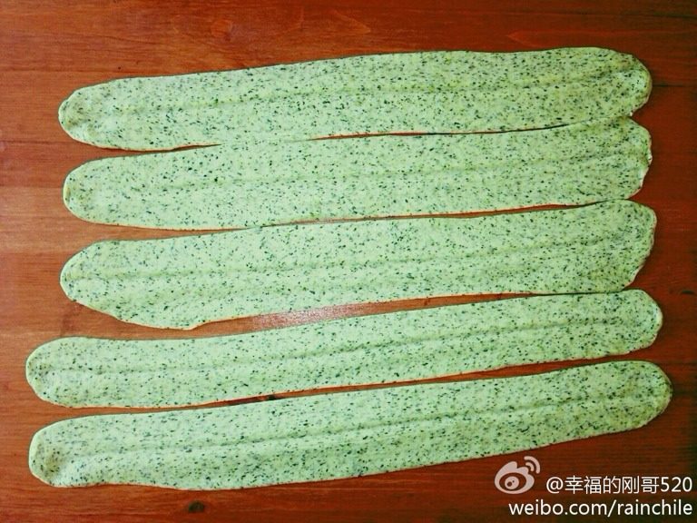 手工菠菜扯面,饧面半小时以后就可以捏面段两头扯成薄面