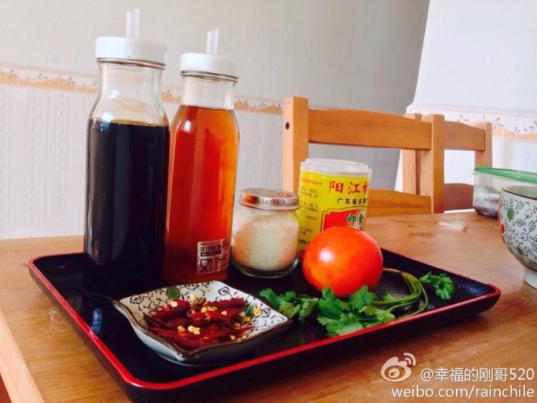 手工菠菜扯面,配调料,如图,可随个人喜好添加不同的比例