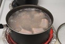 ［电饭煲版］红烧排骨,将<a style='color:red;display:inline-block;' href='/shicai/ 434'>排骨</a>先飞水