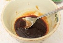 ［电饭煲版］红烧排骨,在一个大碗里加入<a style='color:red;display:inline-block;' href='/shicai/ 44355'>排骨酱</a>、<a style='color:red;display:inline-block;' href='/shicai/ 5264'>叉烧酱</a>、<a style='color:red;display:inline-block;' href='/shicai/ 788'>生抽</a>、胡椒、<a style='color:red;display:inline-block;' href='/shicai/ 10588'>糖</a>