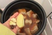 ［电饭煲版］红烧排骨,将排骨，配好的汁，姜蒜<a style='color:red;display:inline-block;' href='/shicai/ 695'>八角</a>放入电饭锅，等到自动跳至保温状态即可