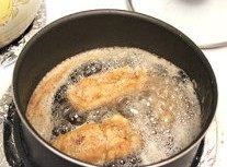 香酥黄金炸鱼块,直接下油锅(中小火),直到颜色变成金黄即可捞出!