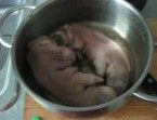 香辣可乐卤猪蹄,用凉水将猪蹄洗净，然后重新入锅