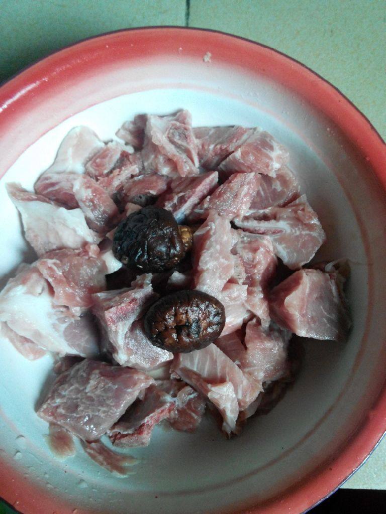 清蒸农家猪肉汤,放山泉水去蒸