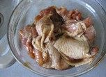 粽叶糯米鸡腿卷,先将所有的腌肉酱料加入,搅匀,放冰箱12小时