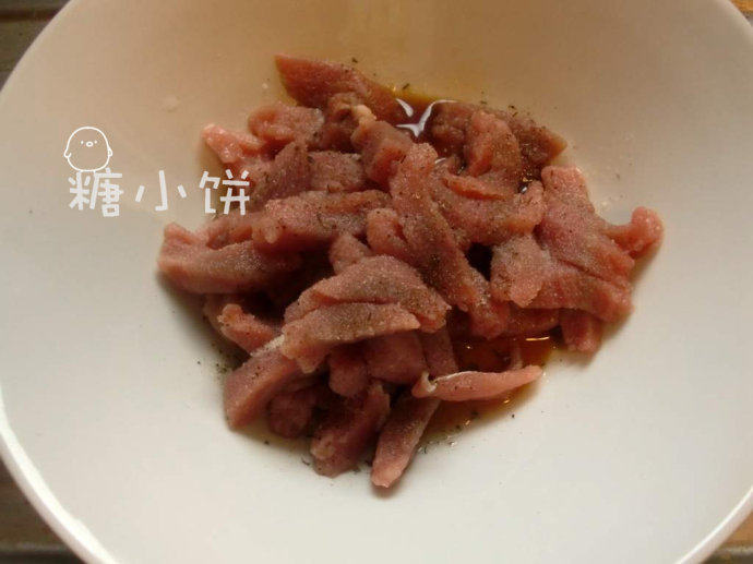 糖醋里脊,切好的肉条加<a style='color:red;display:inline-block;' href='/shicai/ 718'>料酒</a>，<a style='color:red;display:inline-block;' href='/shicai/ 692'>酱油</a>，盐，醋抓匀腌制半个小时。（盐不要加太多。毕竟最后是<a style='color:red;display:inline-block;' href='/shicai/ 10588'>糖</a>醋口味。先加点盐入个底味。也能吊出之后的甜味来）