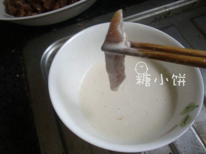 糖醋里脊,预热油锅,腌制好的<a style='color:red;display:inline-block;' href='/shicai/ 4430'>里脊肉</a>条蘸面糊