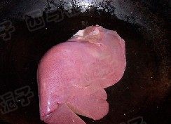 香辣脆拌猪肝,<a style='color:red;display:inline-block;' href='/shicai/ 419'>猪肝</a>冲洗干净,用清水泡制2小时以上,中途换水