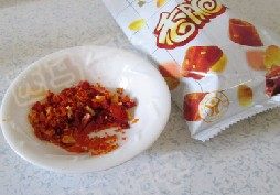 香辣脆拌猪肝,把黄飞红香辣脆碾碎。