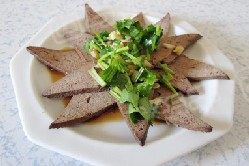 香辣脆拌猪肝,把料汁倒入切好的猪肝上