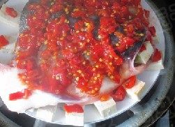 剁椒鱼头豆腐,蒸锅放入水烧开,放入鱼头。大火蒸制10分钟,关火焖5分钟