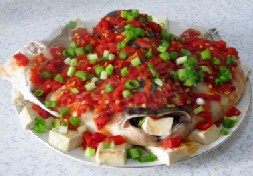 剁椒鱼头豆腐,取出鱼头,撒上香葱