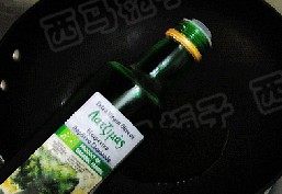 剁椒鱼头豆腐,另起锅注入炒油,烧热