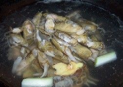 蛏肉炒韭菜,锅中注入水加入葱姜 <a style='color:red;display:inline-block;' href='/shicai/ 718'>料酒</a>烧开,下入蛏子。大火烧开,煮至开口立即捞出【蛏子开口时间先后不一,开一个,捞一个】