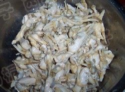 蛏肉炒韭菜,焯水的蛏子去掉泥线取蛏肉备用