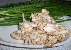 蛏肉炒韭菜,把<a style='color:red;display:inline-block;' href='/shicai/ 116'>韭菜</a>摘洗干净,蛏肉沥干水分