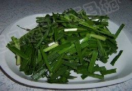 蛏肉炒韭菜,韭菜切段