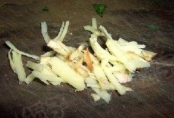 蛏肉炒韭菜,把姜切成丝