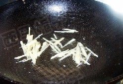 蛏肉炒韭菜,锅中注油,爆香姜丝