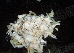 蛏肉炒韭菜,下入蛏子肉,快速翻炒均匀