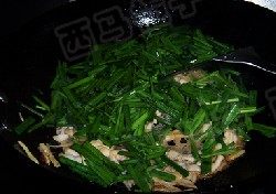 蛏肉炒韭菜,加入韭菜段