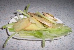 清蒸平鱼,将一部分葱姜切片。另一部切成丝备用
