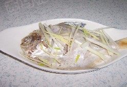 清蒸平鱼,重新在鱼身上码上葱姜丝