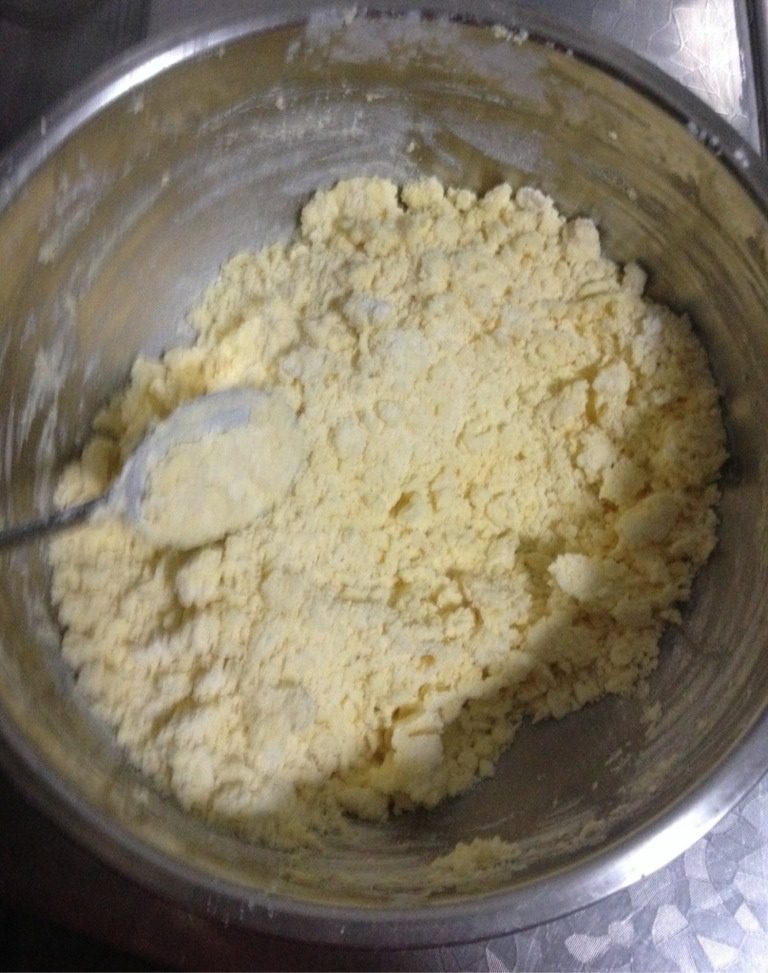 玛格丽特草莓饼干,熟蛋黄压碎，加入到黄油中，打匀。逐一过筛加入<a style='color:red;display:inline-block;' href='/shicai/ 519'>面粉</a>、淀粉粉。