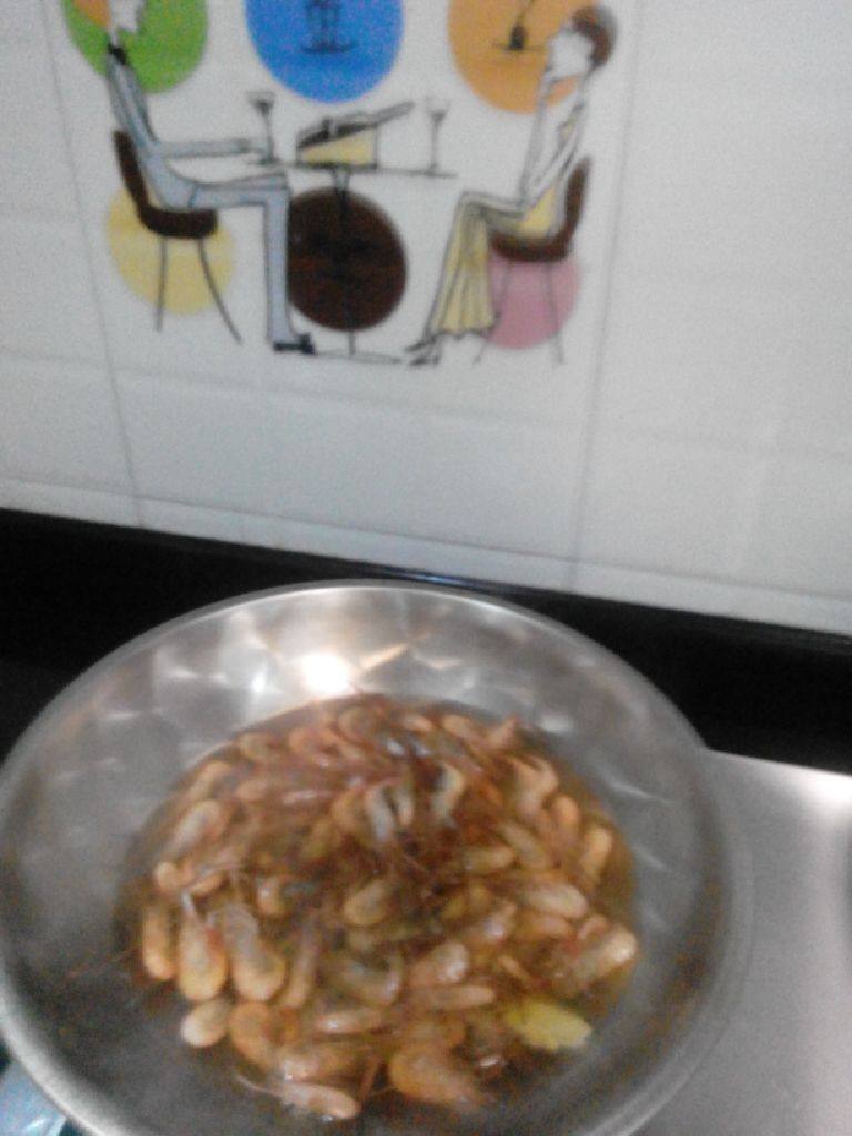 酱油河虾,把虾倒锅里用水煮熟，水要用冷水，因为烫了虾会因为跳出来的，里面再倒<a style='color:red;display:inline-block;' href='/shicai/ 718'>料酒</a><a style='color:red;display:inline-block;' href='/shicai/ 2802'>老姜</a>片以便去腥