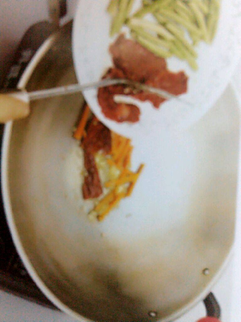 四季豆炒牛肉片,锅中倒入3大匙油烧热,爆香蒜末,放四季豆及胡萝卜炒匀,加入盐、<a style='color:red;display:inline-block;' href='/shicai/ 4367'>米酒</a>调匀,即可盛盘食用。