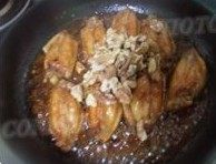 核桃烧鸡翅,当汁料变浓稠,即将收干时加入核桃,拌匀核桃即可