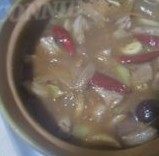 黄豆酱焖羊排,煮沸后倒入瓦煲,用中小火焖半小时。