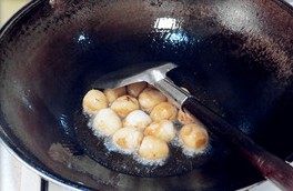 虎皮鹌鹑蛋红烧肉,油热至八成后,鹌鹑蛋放进锅里炸