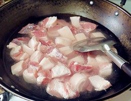 虎皮鹌鹑蛋红烧肉,放入冷水锅里。在水快煮开还未完全开时捞出肉块,这时肉块表面很干净,不会沾上肉沫杂质