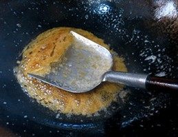 虎皮鹌鹑蛋红烧肉,等锅内糖全部熬化,呈棕红色微微翻泡