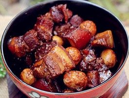 虎皮鹌鹑蛋红烧肉,继续闷煮一会,转开大火收汁;出锅装盘即可(最好煮一个小时以上,肉才会肥而不腻。入口即化)