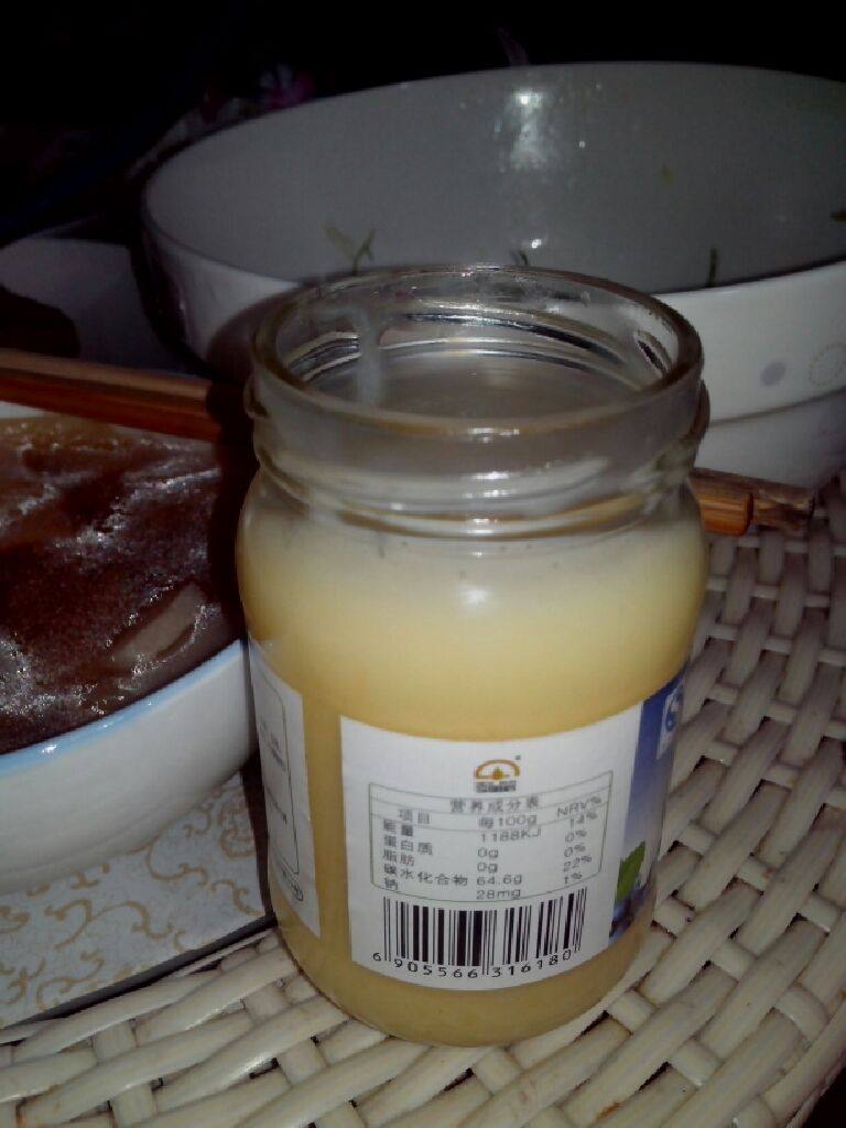 自制蛋黄沙拉酱,3就往里放点白醋,继续用打蛋器打,打一会你会发现这时会变稀了,然后继续一点点加油,重复上面的程序,干了就加醋,油和醋用完就好啦!