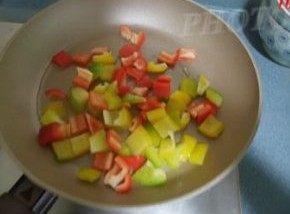 红酒牛扒,平底锅放入少许橄榄油,炒青红彩椒块